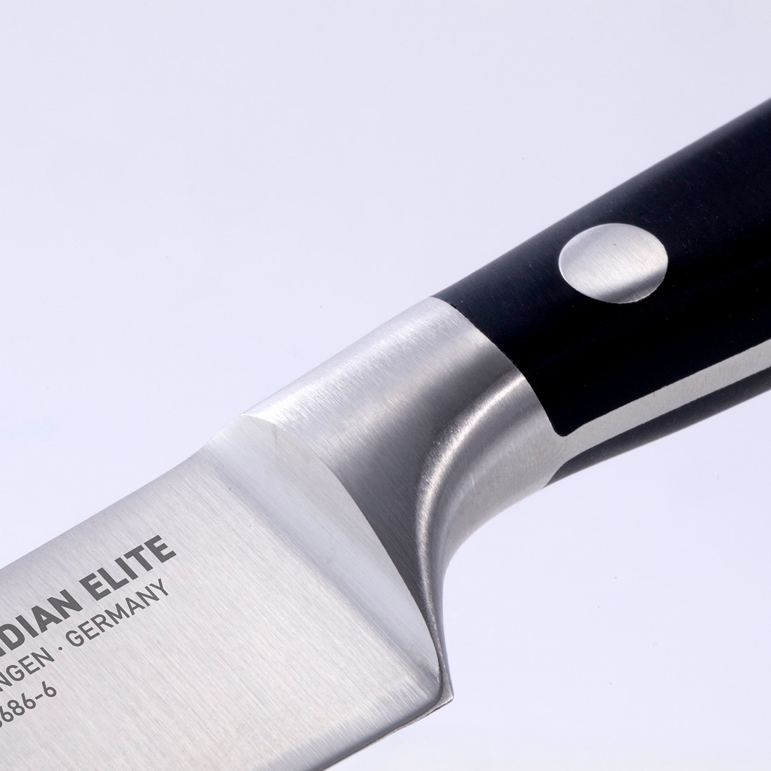 https://www.messermeister-europe.com/resize/0s2a4859_13795013820034.jpg/0/1100/True/meridian-elite-6-inch-chef-apos-s-knife-3.jpg